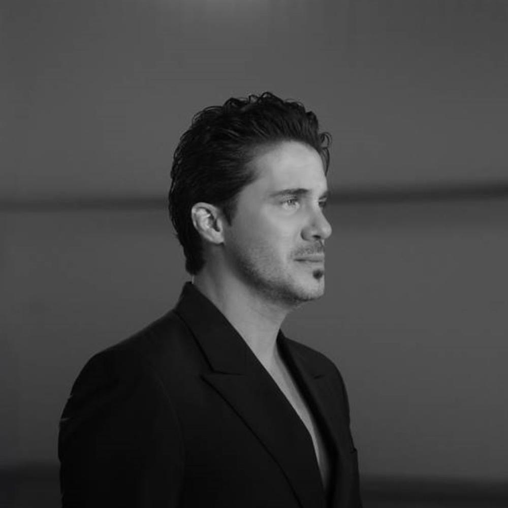 Νίκος Οικονομόπουλος: Ο κορυφαίος τραγουδιστής παγώνει ξανά το χρόνο, με το νέο του music video "Όπου κι αν πας"