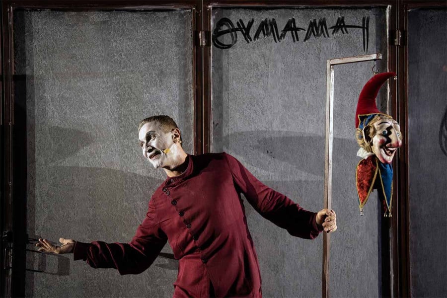 «Μόνος με τον Άμλετ» με τον Αιμίλιο Χειλάκη στο Θέατρο Αρχαίας Ήλιδας 