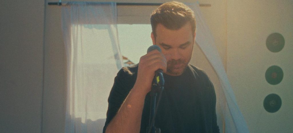 Ο Γιώργος Σαμπάνης παρουσιάζει το music video  της νέας του επιτυχίας «Τι Θέλω Εγώ Με Σένα»