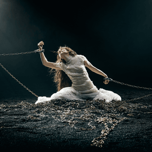 Η Jerry Heil παρουσιάζει το «CATHARTICUS (prayer)»