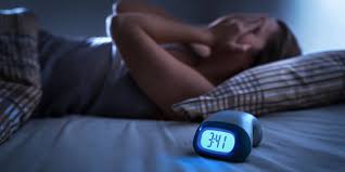 Επτά πράγματα που δεν πρέπει να κάνετε μετά τις 7 το απόγευμα: Οι βραδινές συνήθειες που επιβαρύνουν την καρδιά 