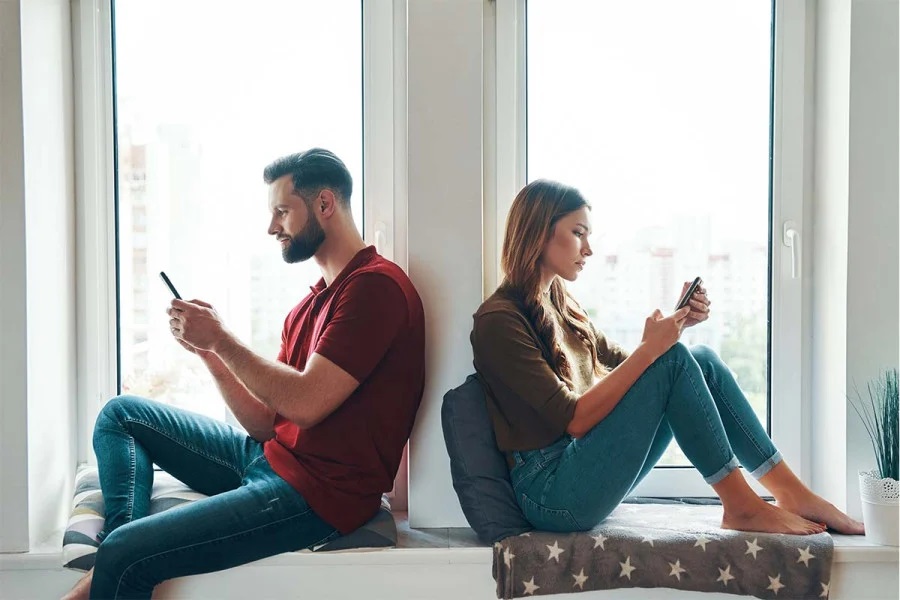 Το like θεωρείται απιστία; – Το «micro-cheating» είναι η νέα τάση που έχει διχάσει 