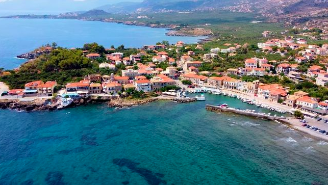 Πελοπόννησος: 4 μαγευτικά χωριά που βρίσκονται πάνω στο κύμα