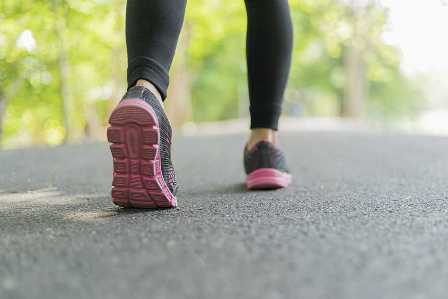 Περπατήστε… ανάποδα: Η νέα τάση που κάνει καλό σε σώμα και μυαλό 