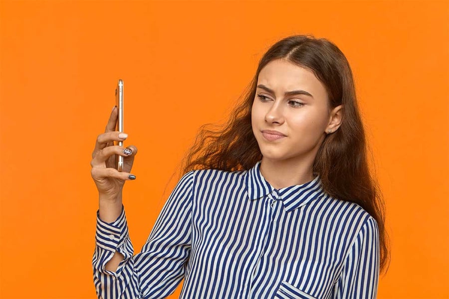 Ούτε «εμπρός», ούτε «παρακαλώ»: Η Gen Z σηκώνει το τηλέφωνο και δεν... μιλάει 