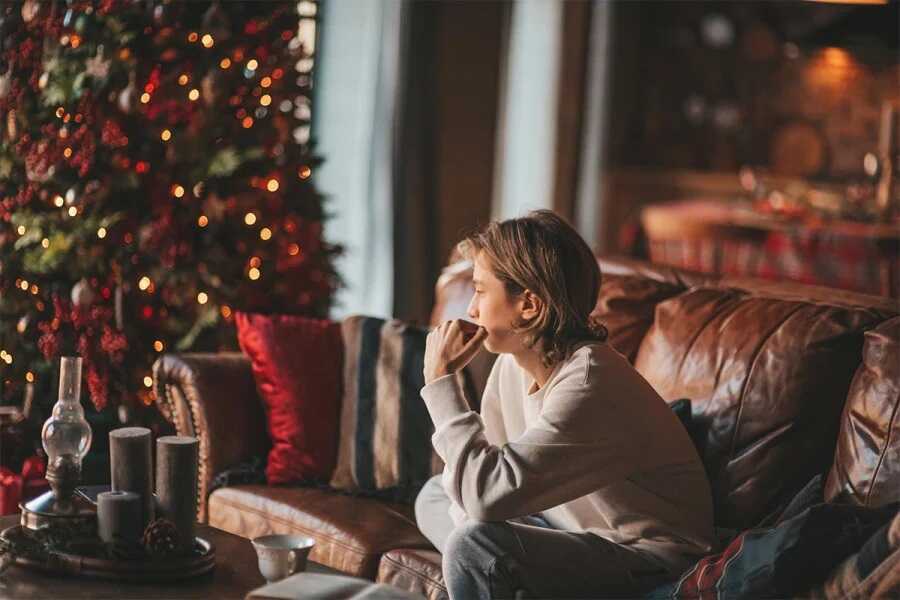 Τι είναι «η μελαγχολία των Χριστουγέννων» και πώς να την αντιμετωπίσουμε 