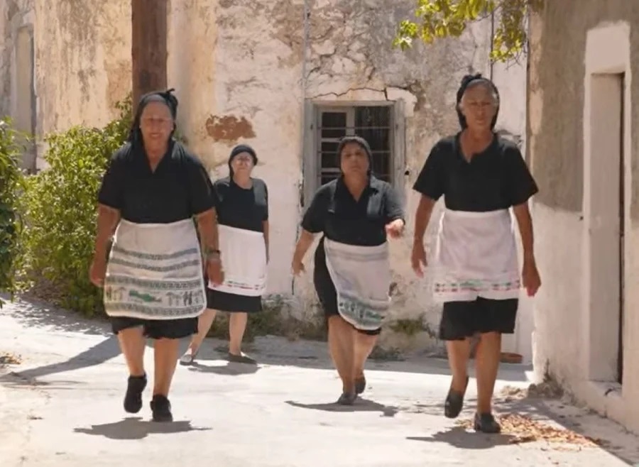 Οι γιαγιάδες της Κρήτης επιστρέφουν: Viral το νέο επεισόδιο του «Καλοκαίρι Στο Νότο» 