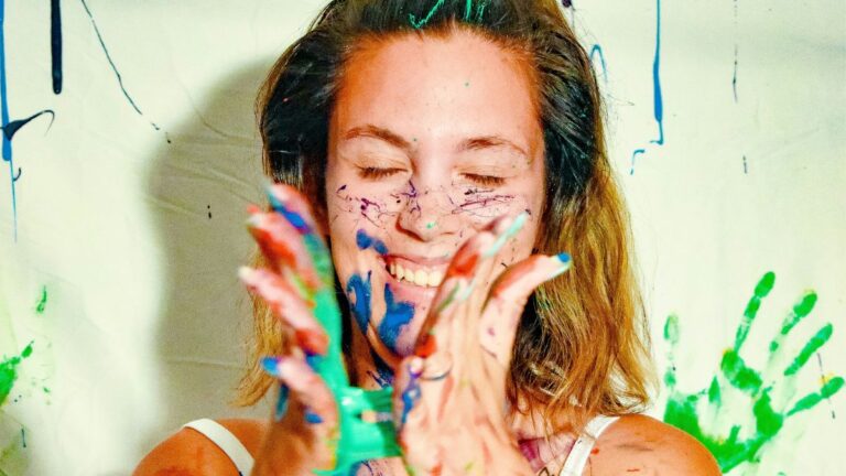 «You look happier όταν τα κάνεις λίγο θάλασσα»: Το νέο trend που μάς δίνει επιτέλους χώρο να είμαστε άνθρωποι