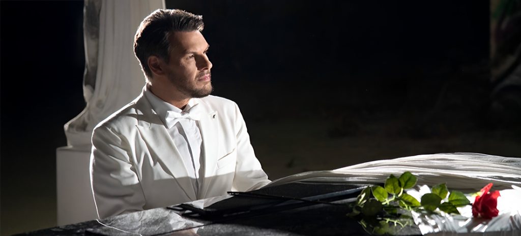 Ο Πάνος Κιάμος ερμηνεύει «Παράτα Με»