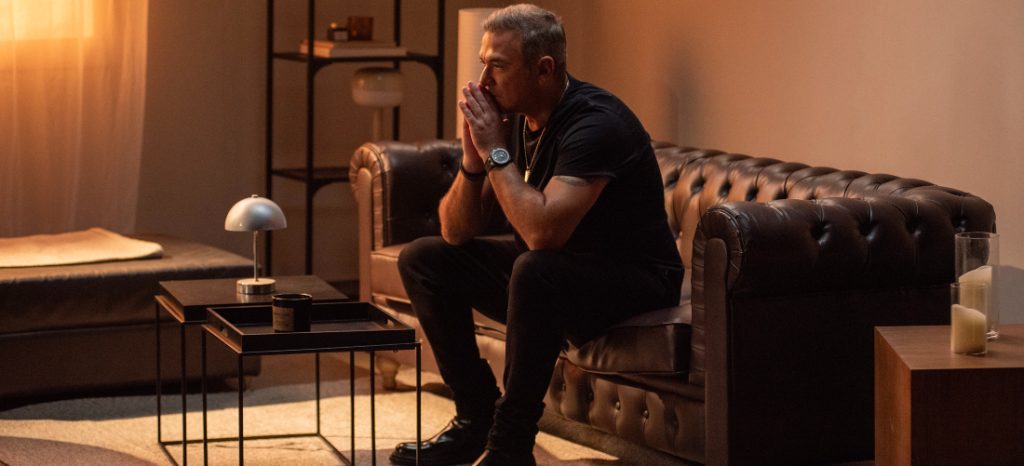 Αντώνης Ρέμος οπτικοποιεί τη νέα του επιτυχία «Δευτέρα» 