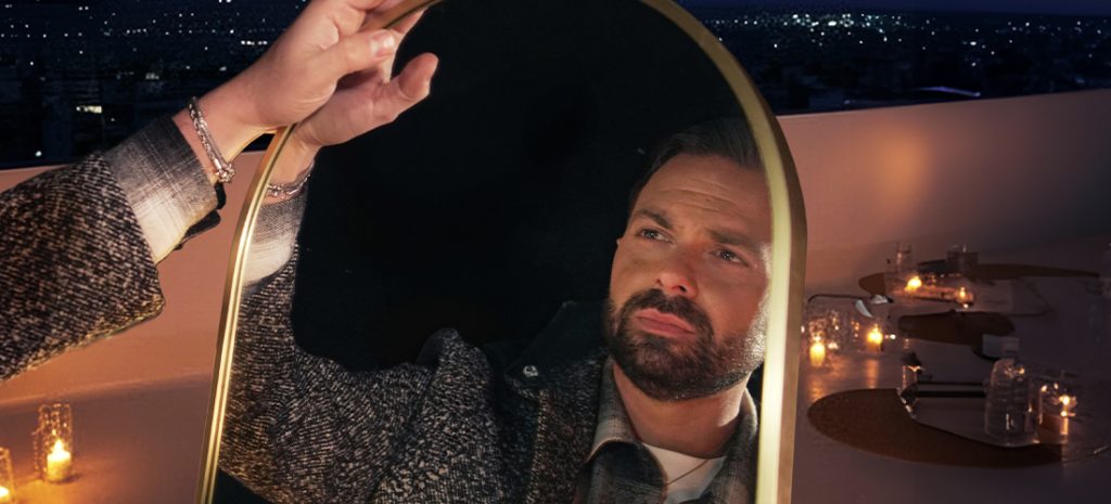 Ο Ηλίας Βρεττός παρουσιάζει  το δεύτερο μέρος από το unplugged live medley «Τα Ερωτικά»,